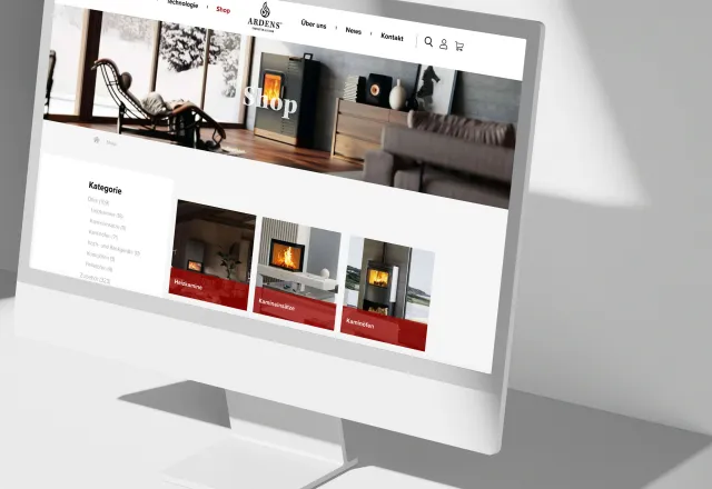 Monitor zeigt eine Website mit Café-Innenraum und Produktkarten.