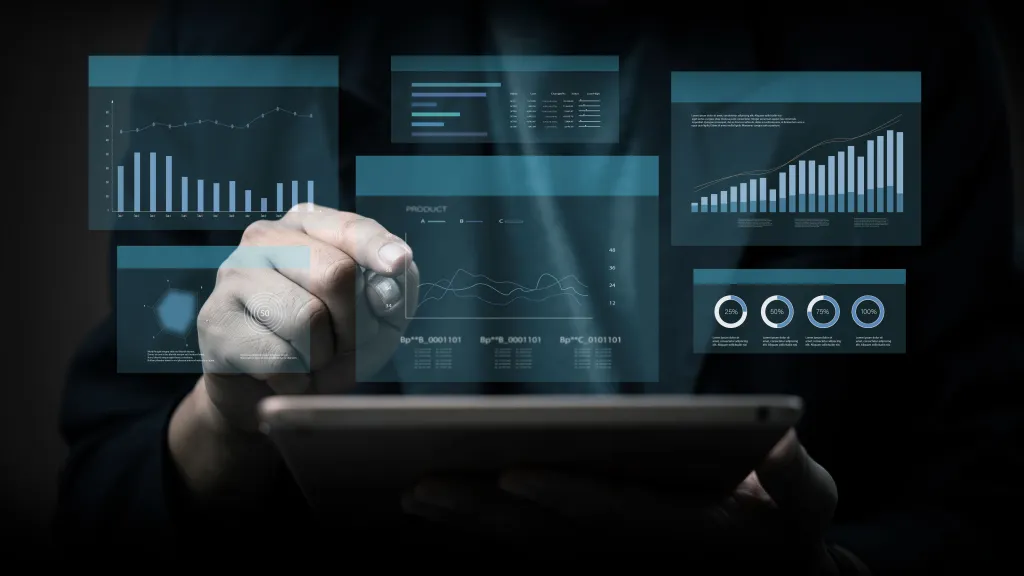 Mann bedient ein digitales Analyse-Dashboard auf einem Tablet in dunkler Umgebung.
