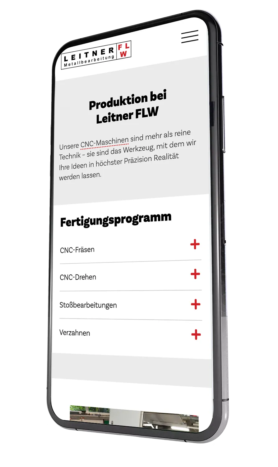 Smartphone mit geöffneter Webseite „Produktion bei LeiterPlus“ und einem ausklappbaren Fragenbereich.